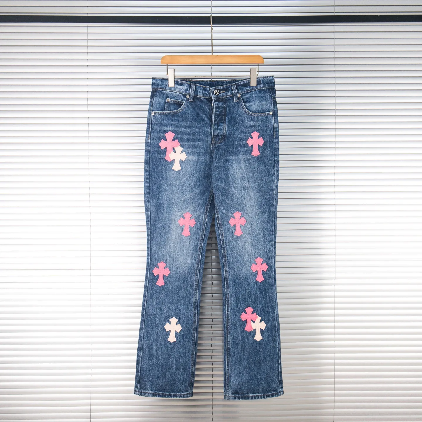 P240 Chrome Hearts 2025 New Bamboo Pink Cross Patch Leather Couple Washed Jeans This season’s hot item is sought after by countless celebrities and fashionistas. The neat details of the cutting process add color to the playful fashion! The neat and meticulous design, and the well-fitting structure is unique. The upper body not only has outstanding recognition, but also looks younger and younger. A style with the ultimate wearing meaning and performance, gorgeous color matching, and the craftsmanship of this style is also extremely extraordinary. After the finished product is washed, it is disassembled and hand-made with sheepskin cross leather and then spliced ​​together to complete. The whole piece has too many craftsmanship to describe. It is decorated with patchwork cross flowers and high-waisted washed jeans! ! Absolutely high-end luxury product, a god-level single product, a super popular product, made by top heavy industry, a magic weapon that cannot be missed. Style number: 1869# Size: 28 30 32 34 36 Color: blue